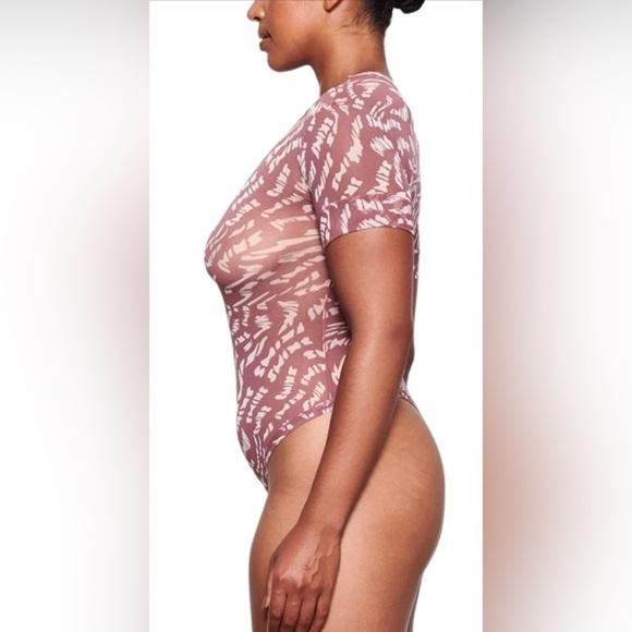 Skims Summer Mesh T-Shirt Body Suit Raspberry Swirl Size Medium NWT SOLDOUT - Picture 3 of 8